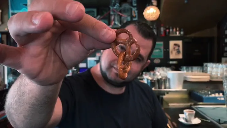 BRETZELS (Gimmick and Online Instructions) by Mickael Chatelain