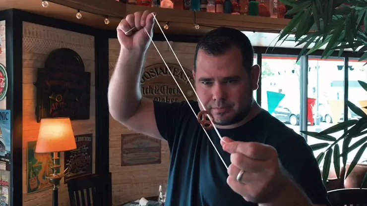 BRETZELS (Gimmick and Online Instructions) by Mickael Chatelain