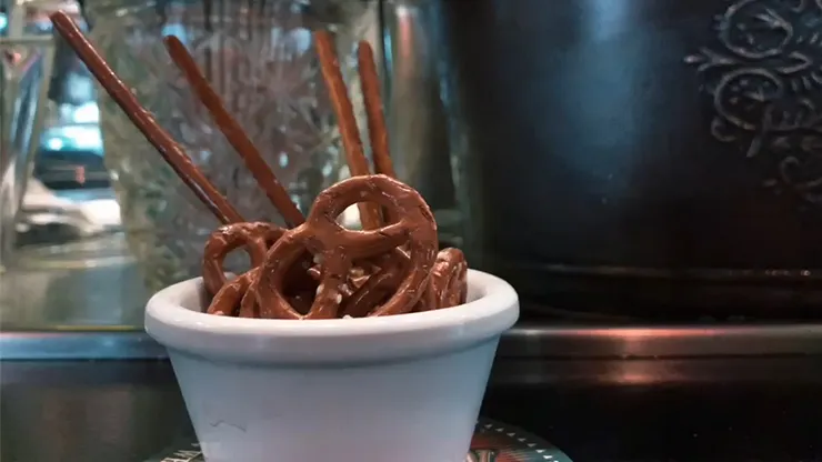 BRETZELS (Gimmick and Online Instructions) by Mickael Chatelain
